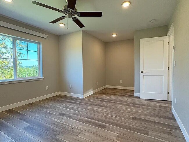 Building Photo - 3621 Sussex Dr
