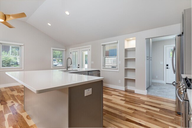 Building Photo - Beautiful Home - Excellent Kenilworth Location!