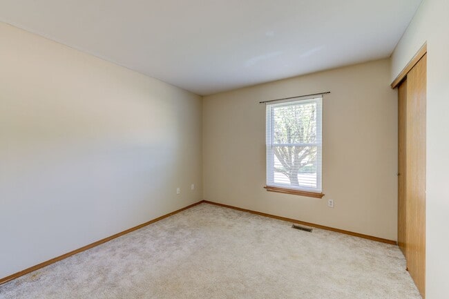 Building Photo - 650 Top Notch Ln