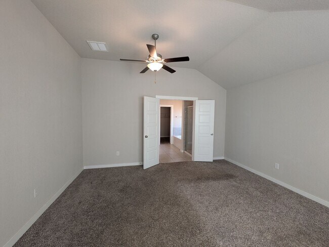 Building Photo - 1 story gem with quick access to Randolph!!