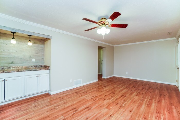 Building Photo - 1213 Kildale Square S