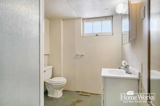 Building Photo - Adorable 2 Bed, 1.5 Bath with Covered Porch and Mudroom