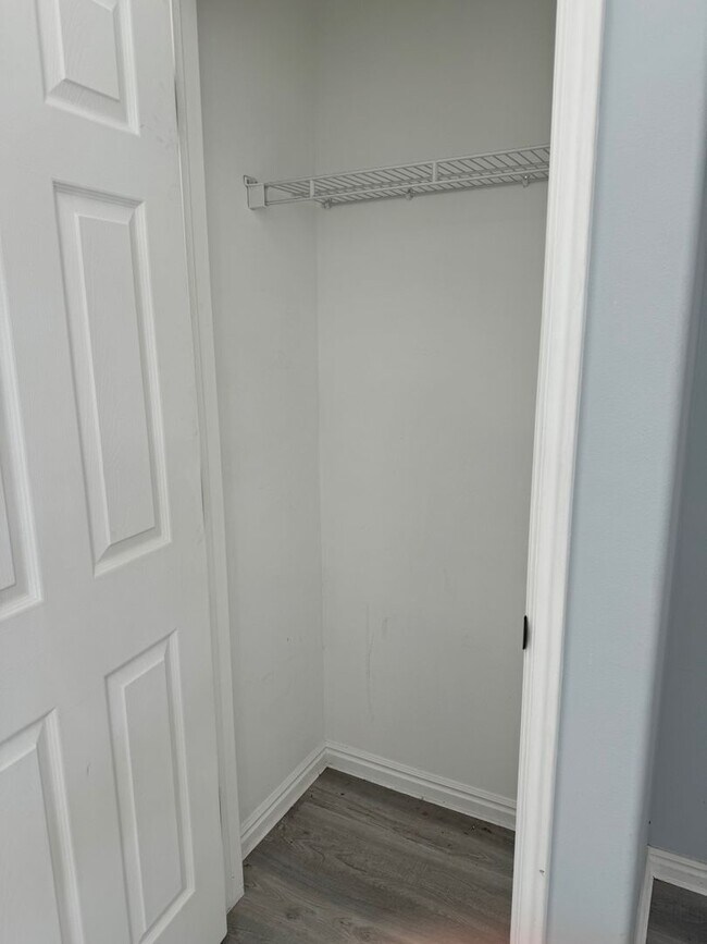 Building Photo - Townhouse with Spacious layout and convien...