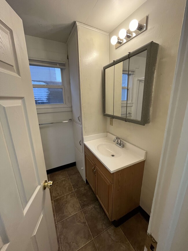 Building Photo - 808 E Lincoln St