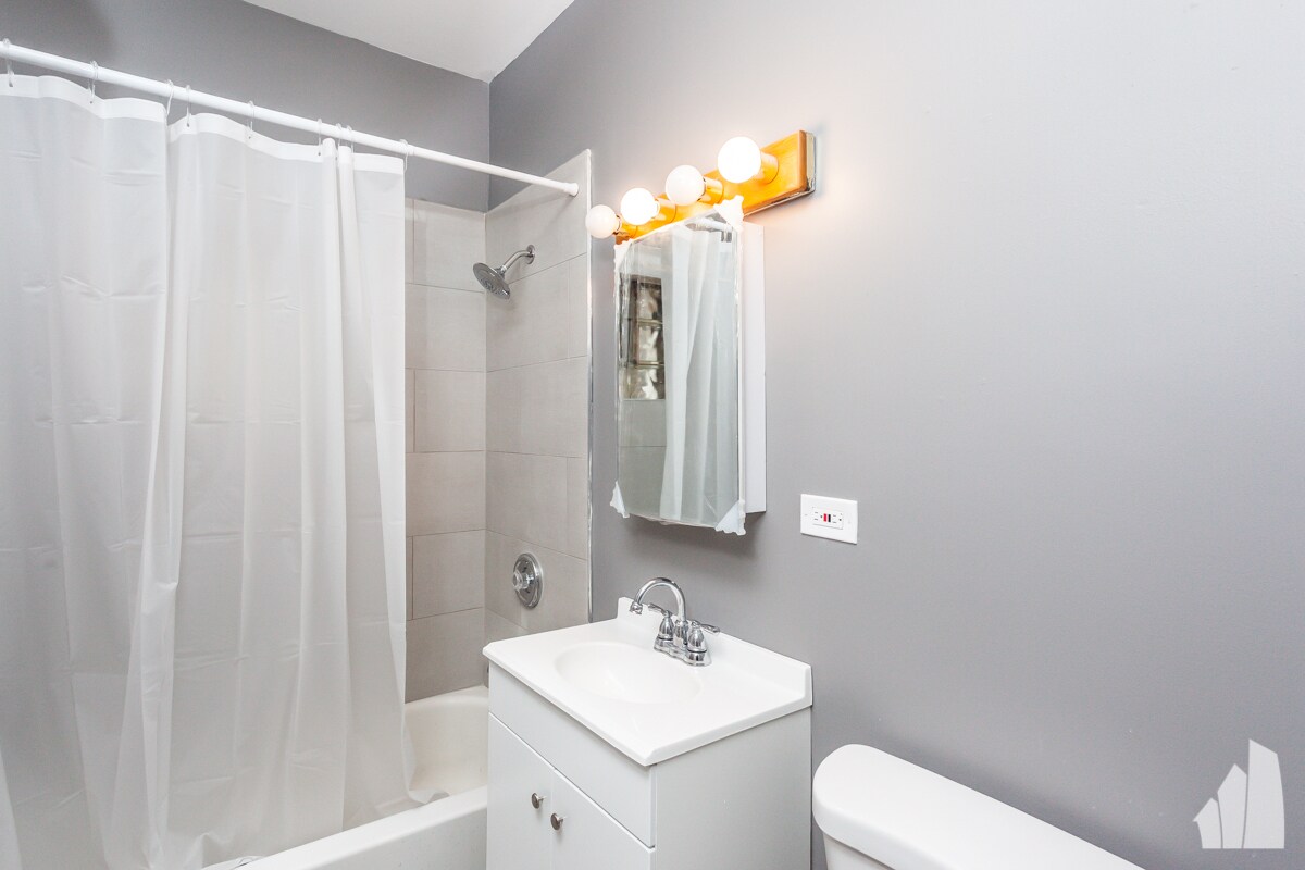 Building Photo - 1022 W Fry St