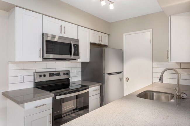 B2 Renovated - 2 Bed 2 Bath - Rise Thunderbird