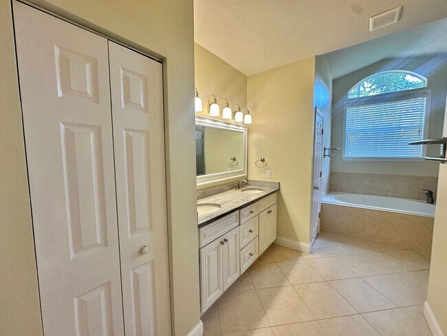 Building Photo - Spacious 4-Bedroom Gem in Sought-After Brookfield | Over 2,000 Sq Ft + Smart Features