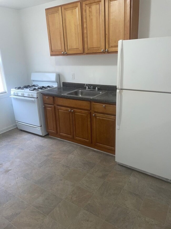 Building Photo - 2432 Etting St