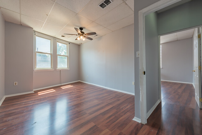 Building Photo - 104 N Graham St