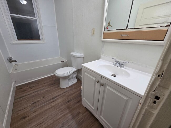 Building Photo - Updated 2 bedroom 1 bath house!