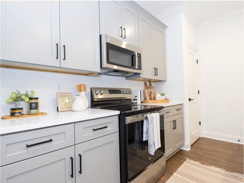 Building Photo - 703 Southview Dr