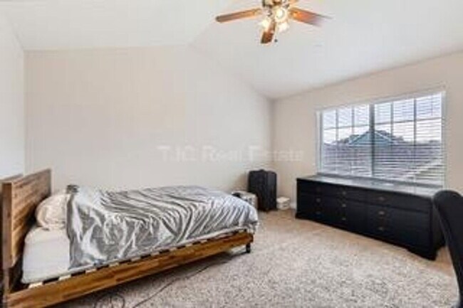 Building Photo - 2241 Valentia St