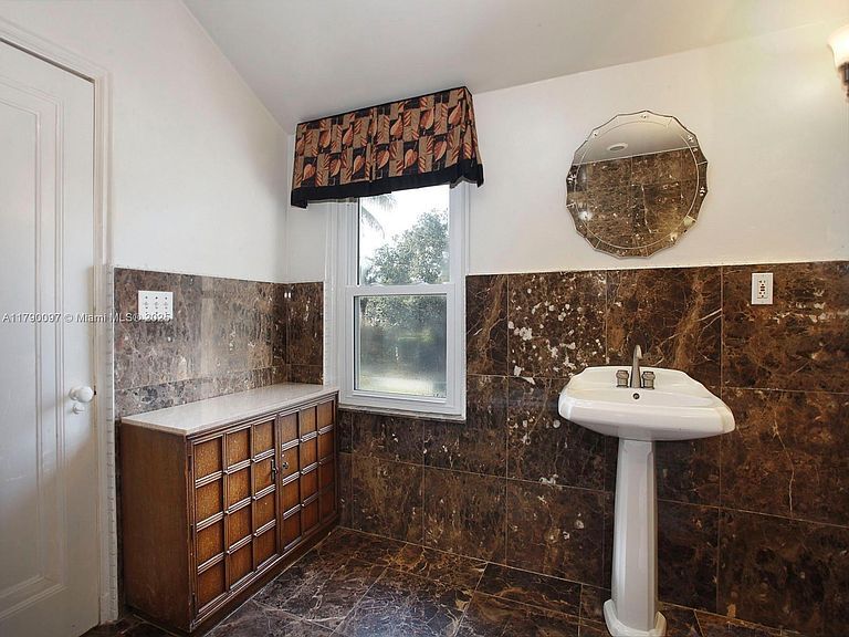 Building Photo - 339 NE 96th St