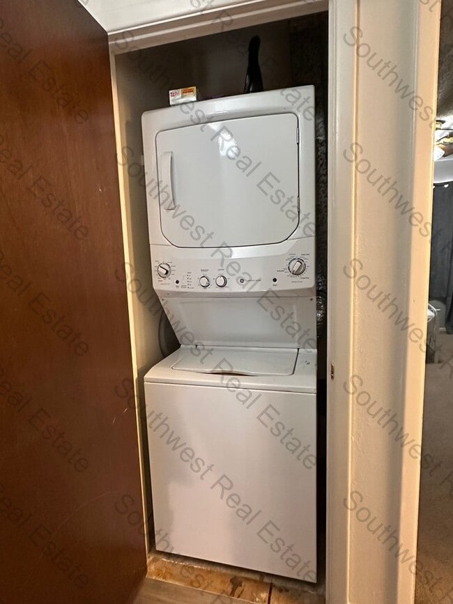 Building Photo - Spacious 2 story condo.