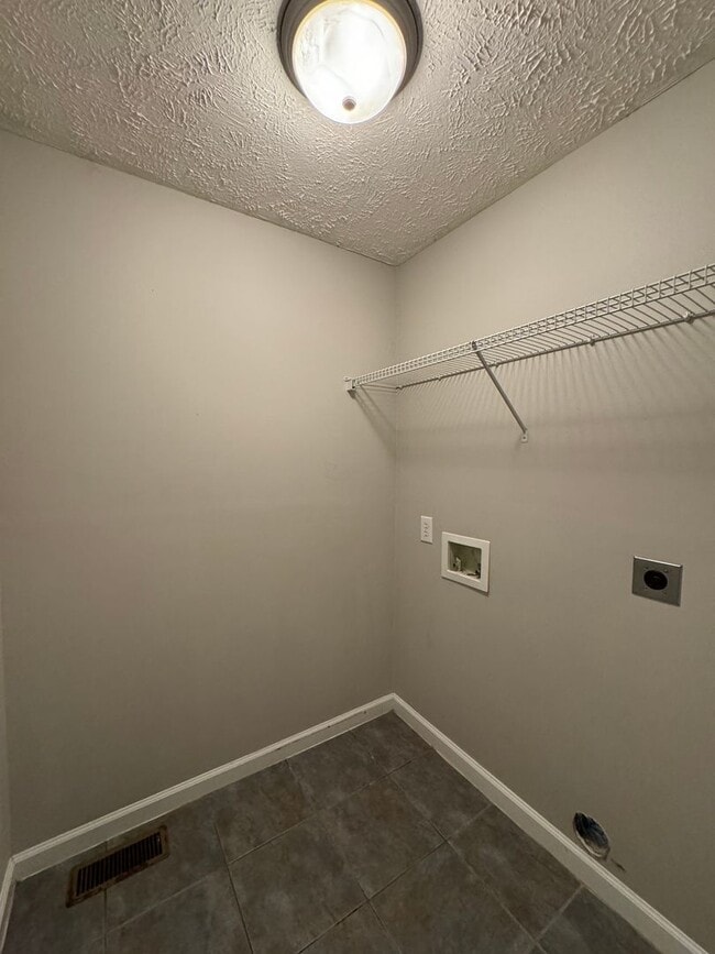 Building Photo - Spacious 4 Bed 2.5 Bath Home in Carolina Lakes