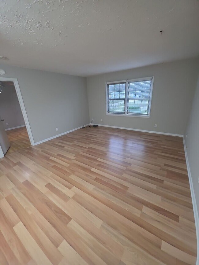 Building Photo - 221 Camp Dr