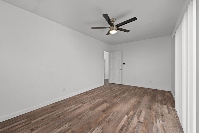 Building Photo - Dual private outdoor spaces!