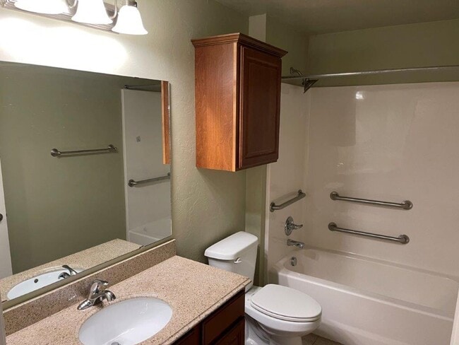 Building Photo - 2 bed Senior Living with All appliances an...