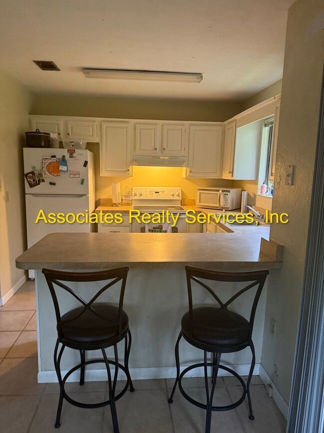 Building Photo - Country Living w/ Lots of Light!!!- Must See