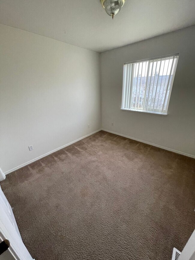 Building Photo - Darling 3 Bed, 1.5 Bath Triplex w/ Garage ...