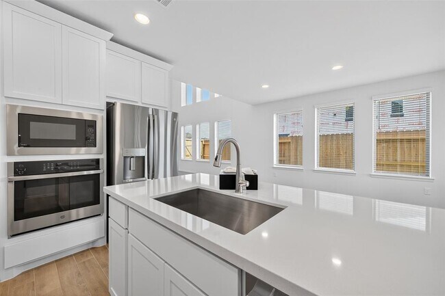 Building Photo - 10730 Aquila Star Dr