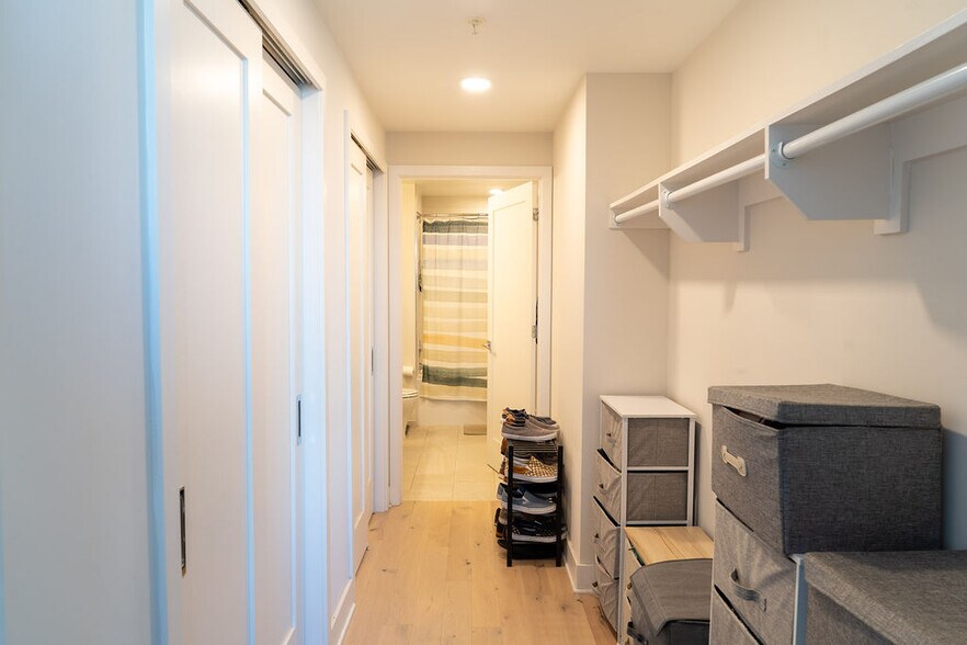 Building Photo - 1211 Van St SE