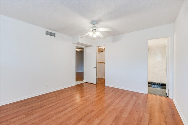 Building Photo - 8940 S Hollybrook Blvd