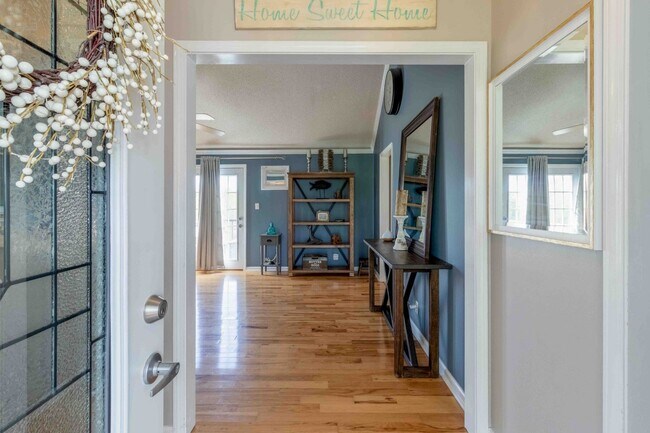 Building Photo - 3 bedroom Dog Friendly Home For Rent with Swimming Pool!