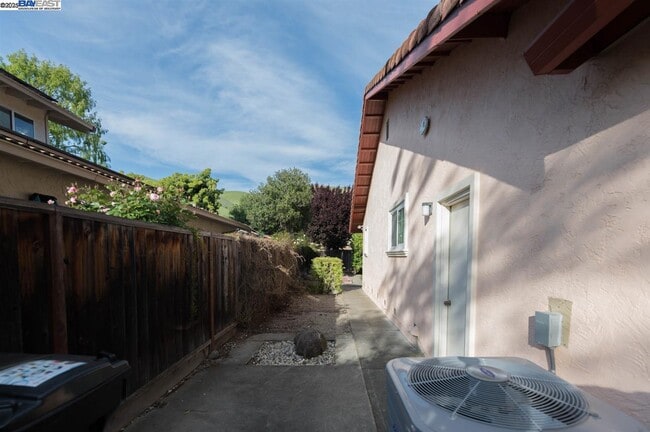 Building Photo - 39610 Benavente Ave