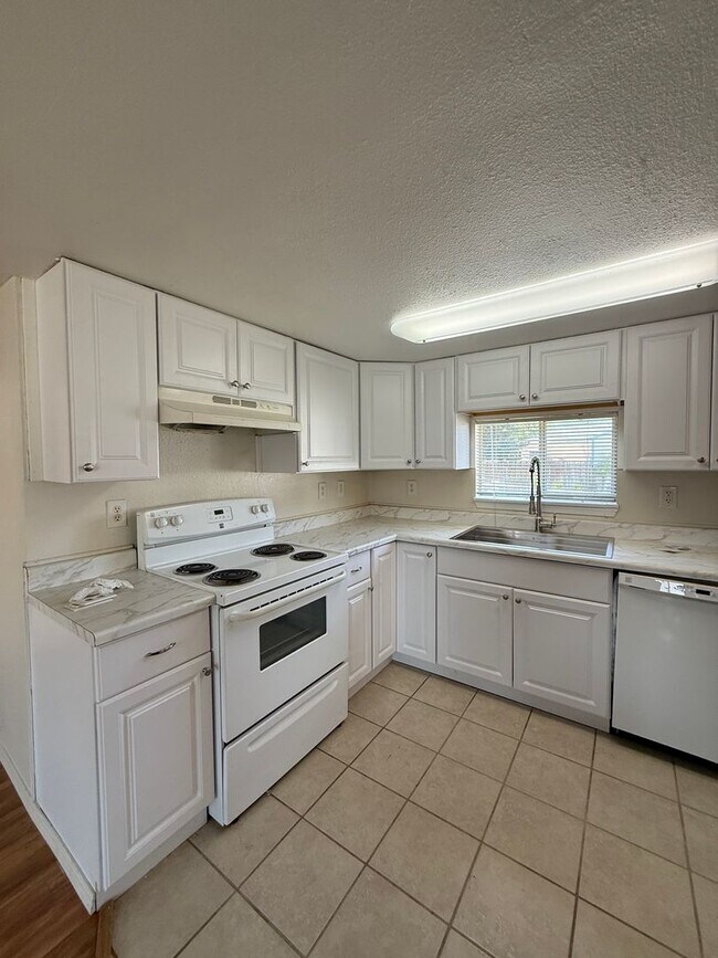 Building Photo - 809 Willard. New pictures coming soon!!