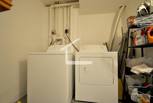 Building Photo - 10 Larose Pl