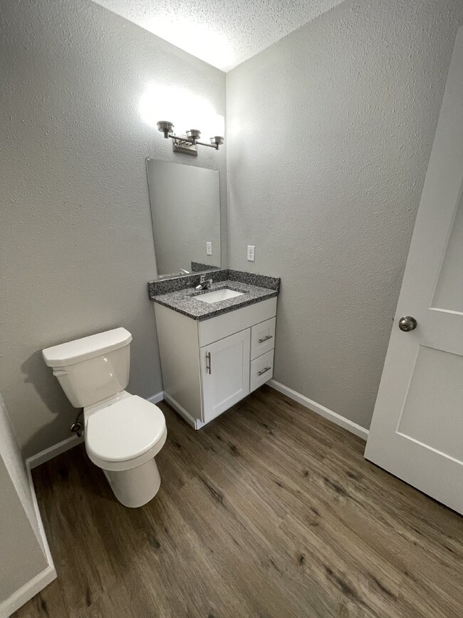 Building Photo - Charming Newly Remodeled 2 Bedroom Apartme...