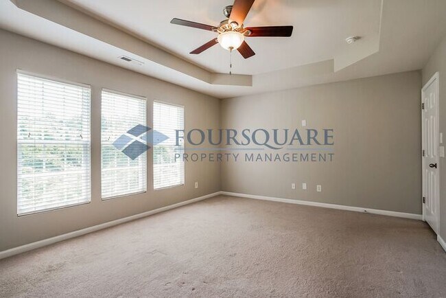 Building Photo - Townhome |Fenced Back Patio with Privacy F...