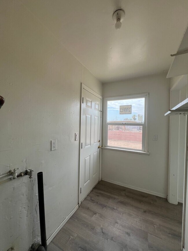 Building Photo - P054
