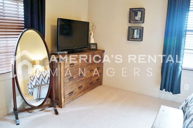 Building Photo - DEPOSIT PENDING! Beautiful Loft Style Town...