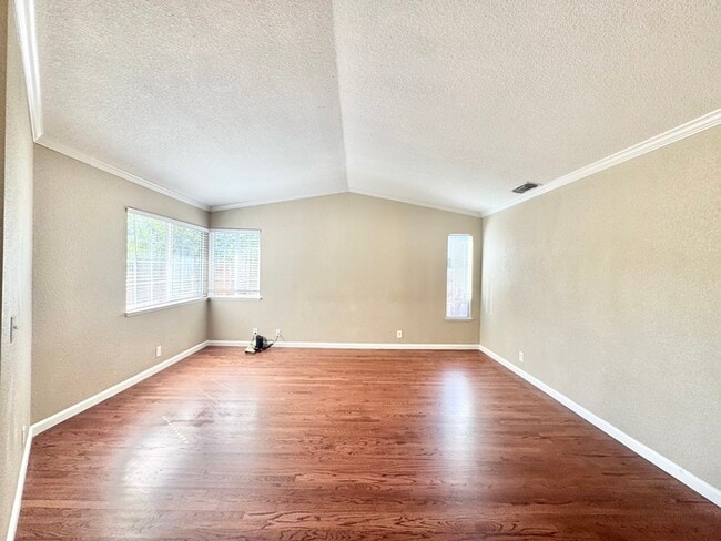 Building Photo - Beautiful 4 Bedroom Single Story For Rent In Roseville!