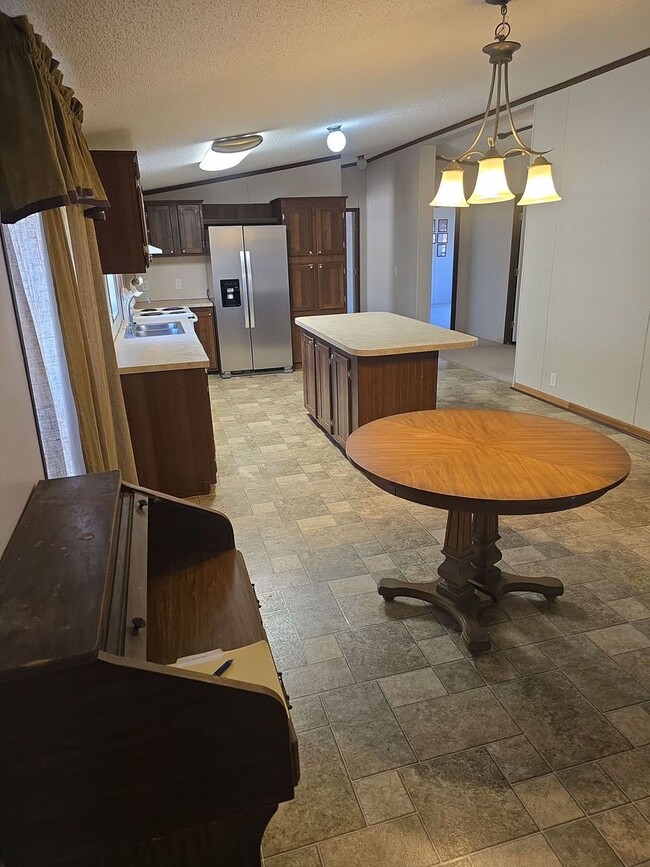 Building Photo - Refurbished 4 bedroom 2 bath