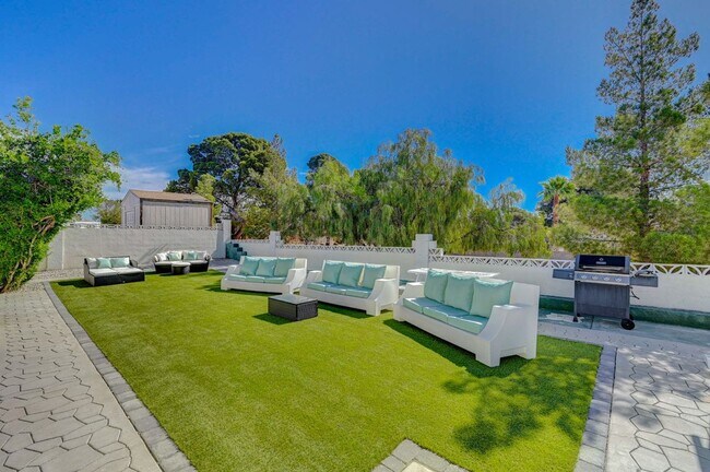 Building Photo - Beautiful single-story custom home featuri...