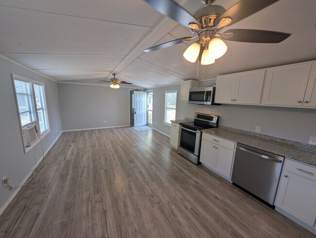 Building Photo - 2Bedroom /1.5 Bath Mobile in Mims Nicely Updated