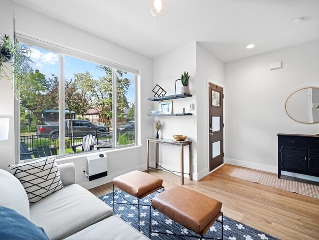 Building Photo - Beautiful Townhouse In Spokanes Kendall ya...