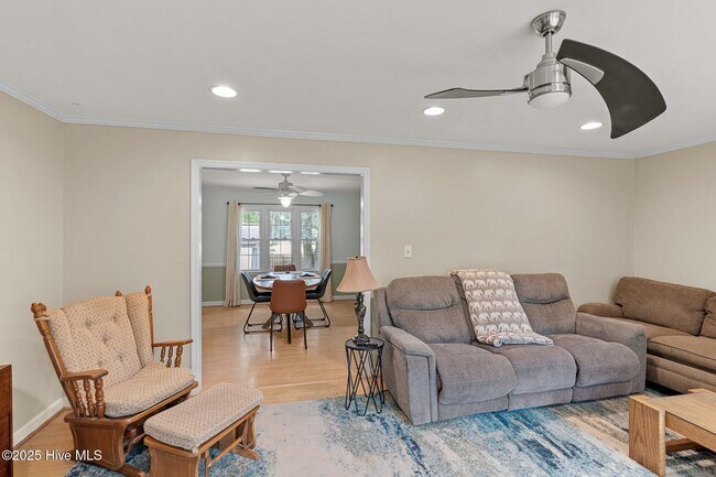 Building Photo - 327 Plantation Dr