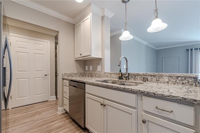 Building Photo - 300 Johnson Ferry Rd