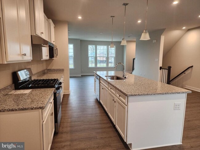 Building Photo - 321 E Cochran St