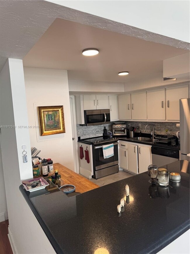 Building Photo - 1420 Brickell Bay Dr