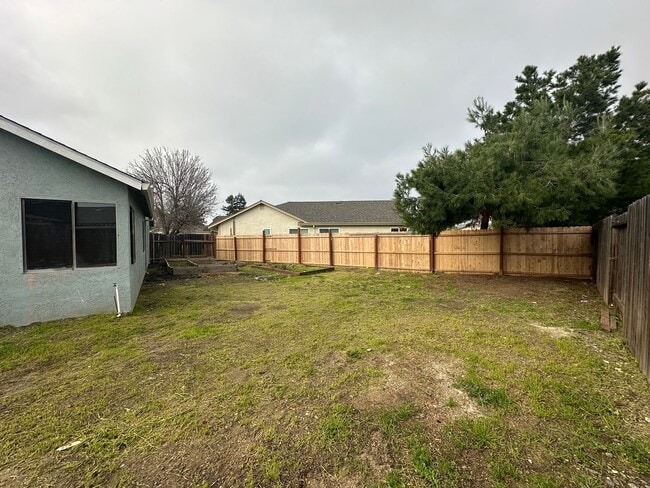 Building Photo - Four Bedroom