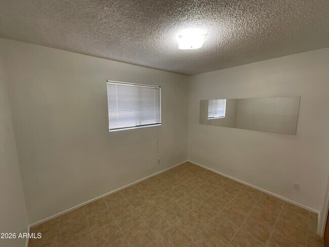 Building Photo - 247 E 7th Dr