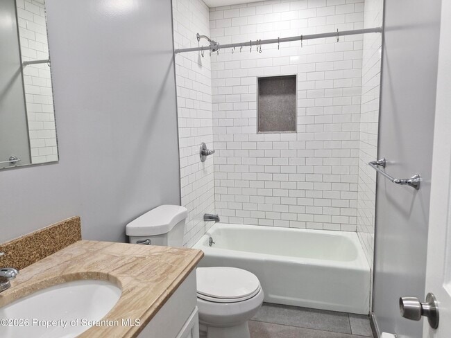 Building Photo - 124 Willow St