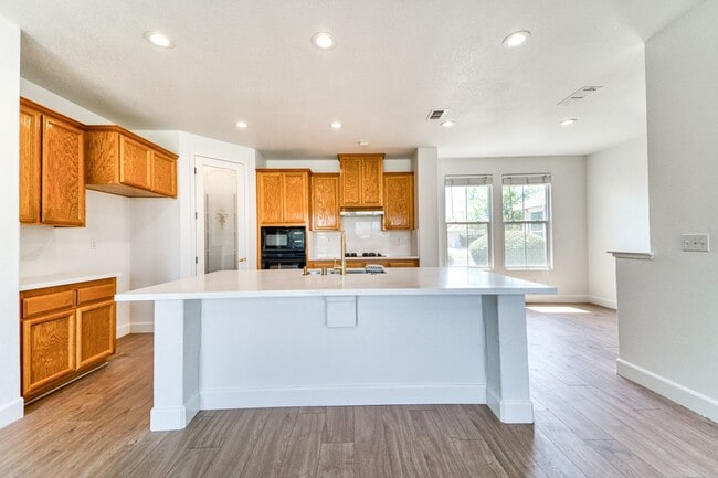 Building Photo - Stunning 4-Bedroom Home with Spacious Yard