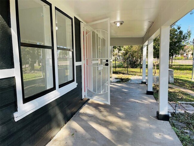 Building Photo - 69 Neyland St