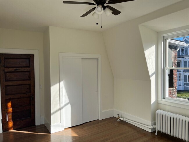 Building Photo - 124 Walnut St